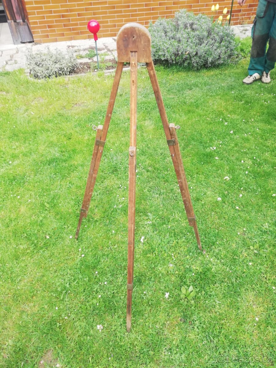 Starý dřevěný stativ