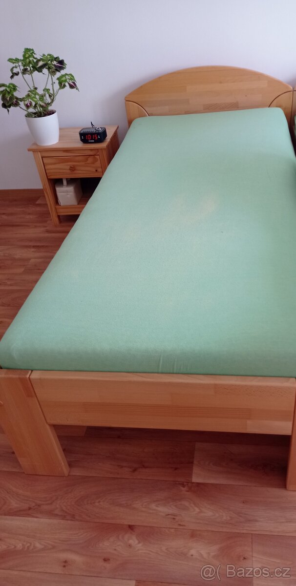 Prodám postele s roštem a matrací