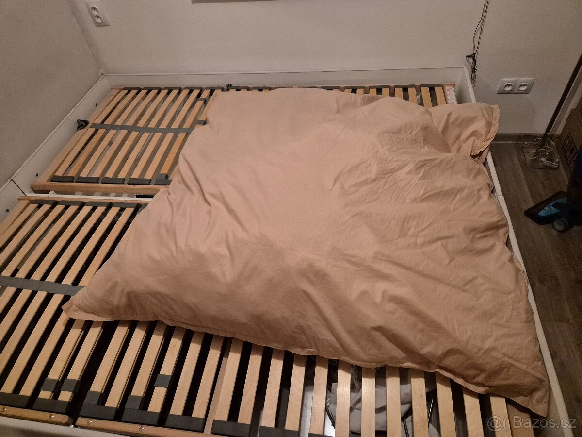 věci z chaty SVĚTLA, TV, VĚTRACÍ MŘÍŽKA BÍLÁ, HEVER PANENKA