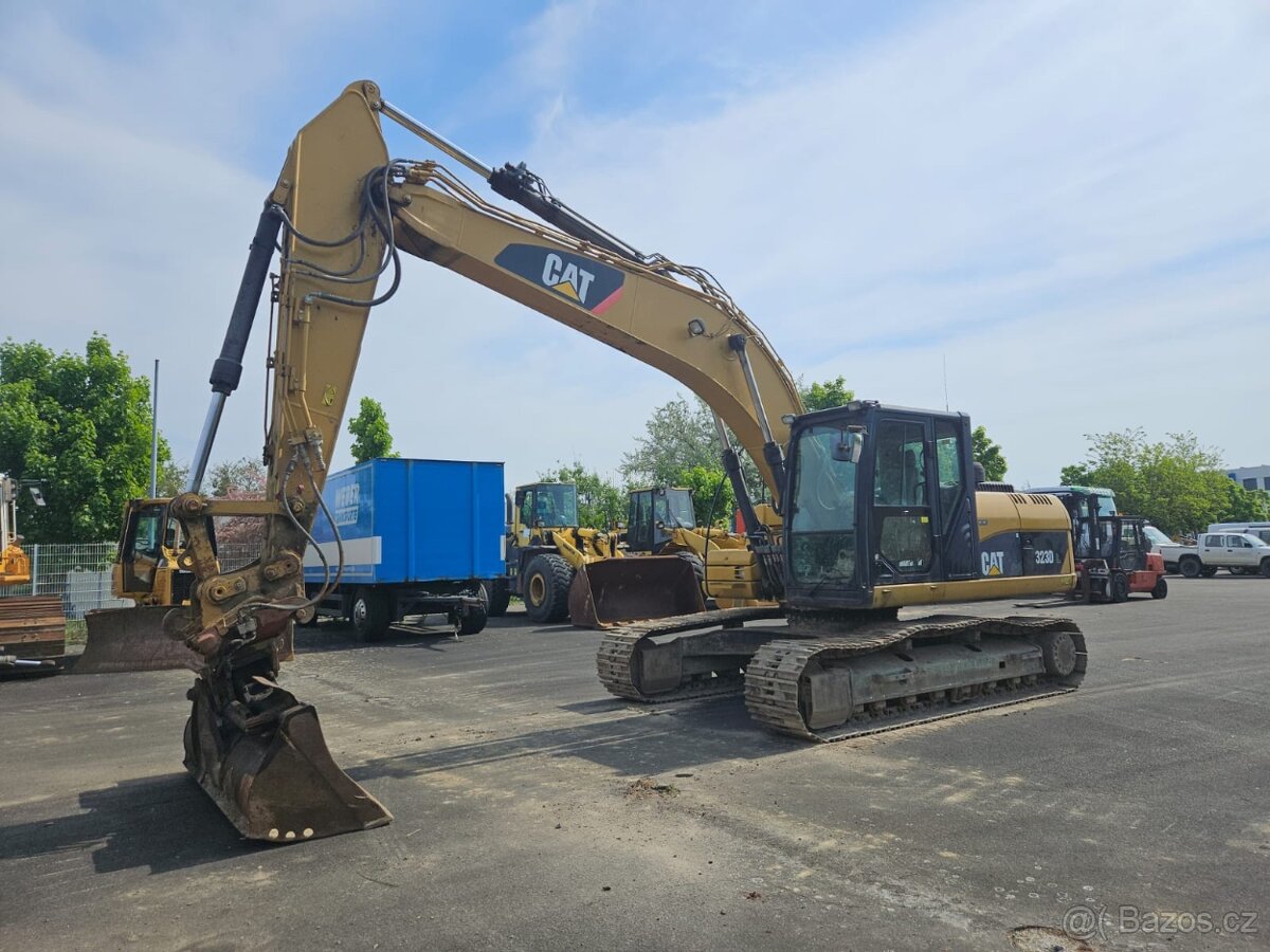 Pásový bagr CAT 323 D