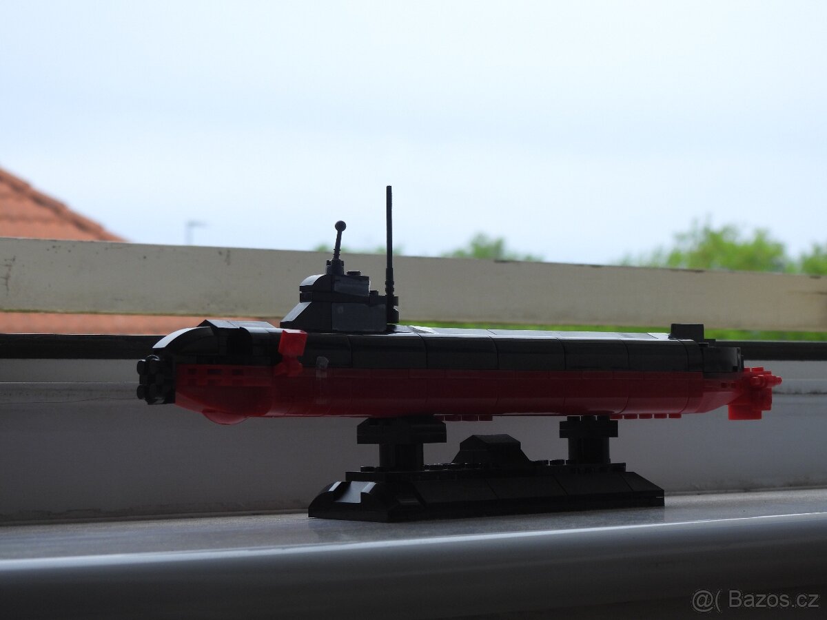 SLUBAN Nukleární ponorka (lego)