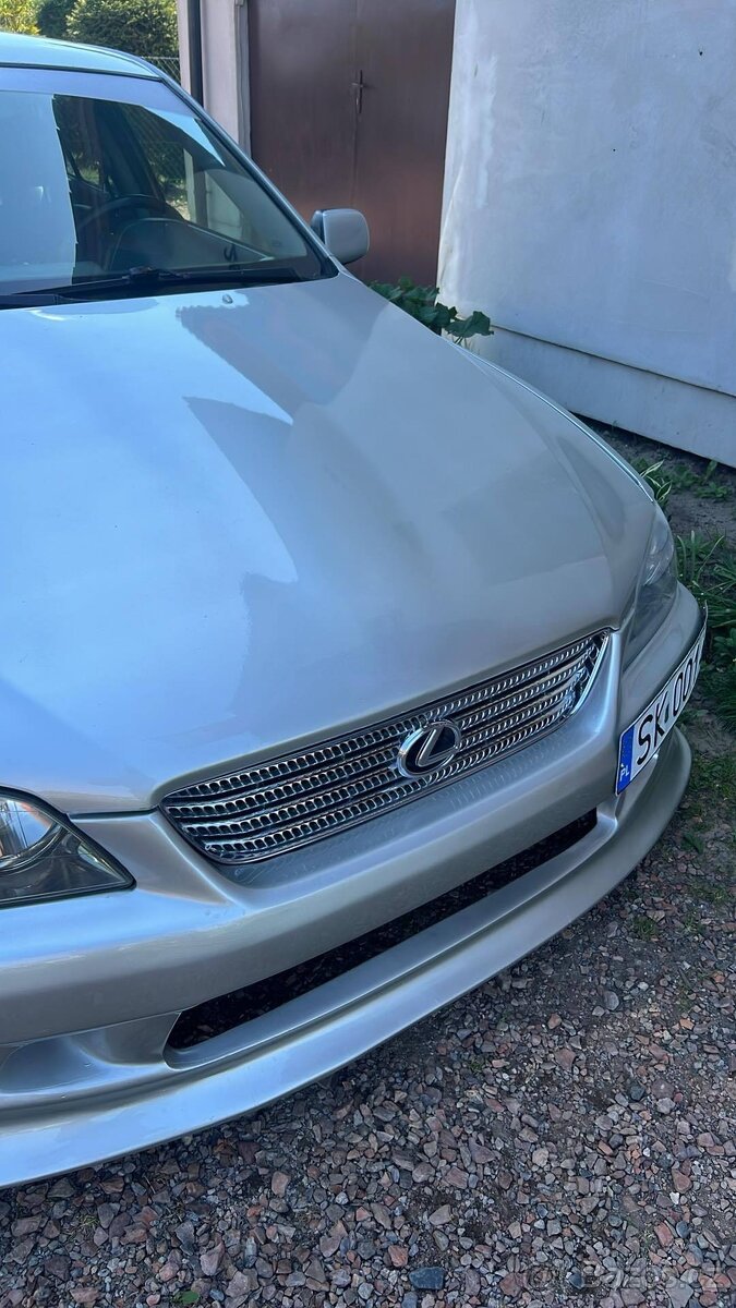 Lexus IS200 - mřížka