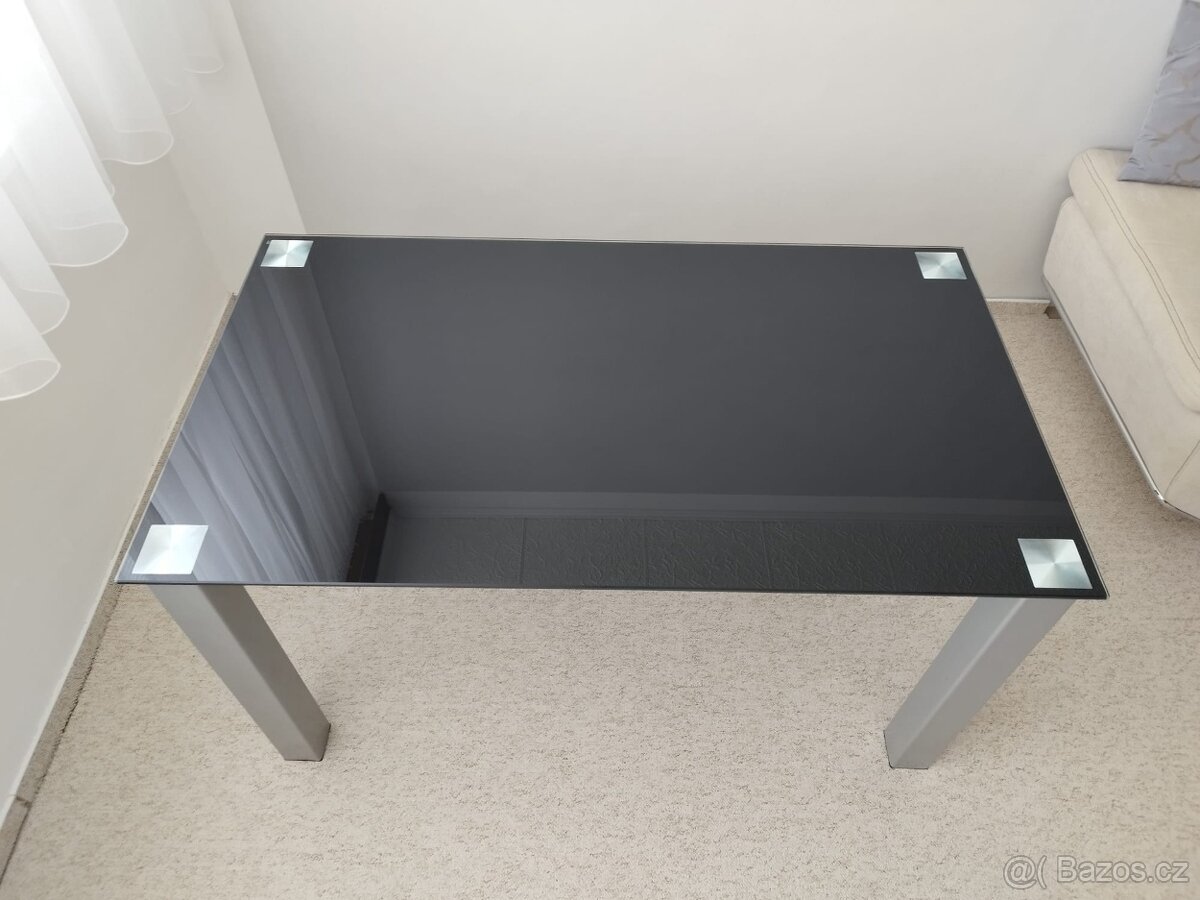Moderní jídelní stůl se skleněnou deskou