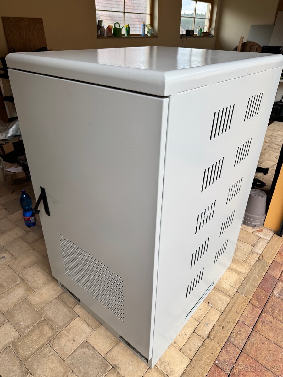 Skříň (rack) na technologii fotovoltaiky