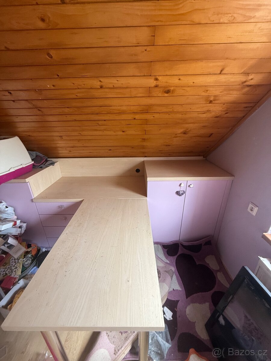 Psací stůl