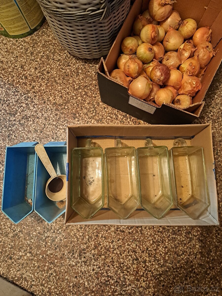 Staré dózy na koření