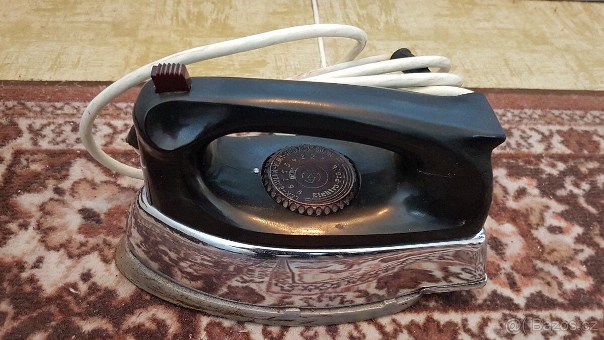 Historická retro žehlička, i jako dekorace