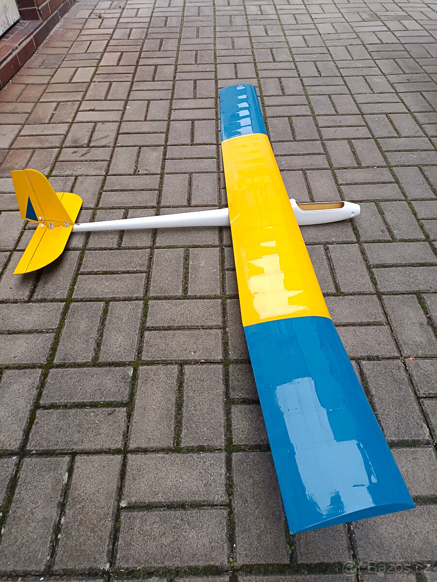 Starší ale cca nový větroň elektro motor sklopka trup křídlo