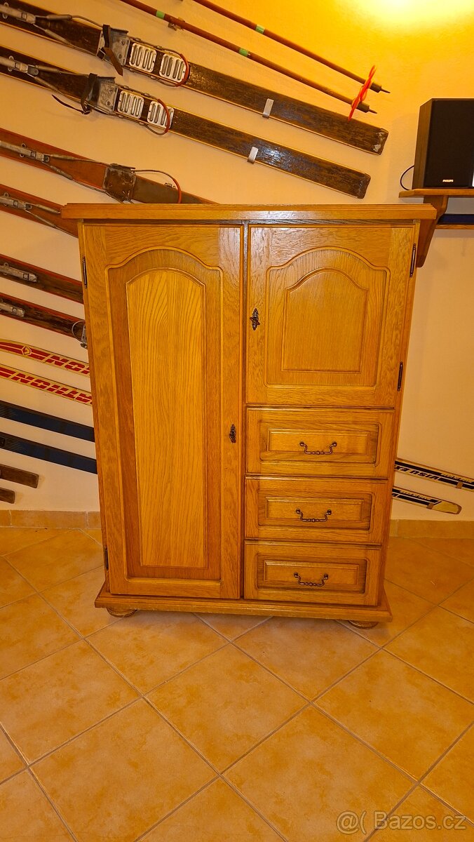 Rustikální komoda - Masivní dveře