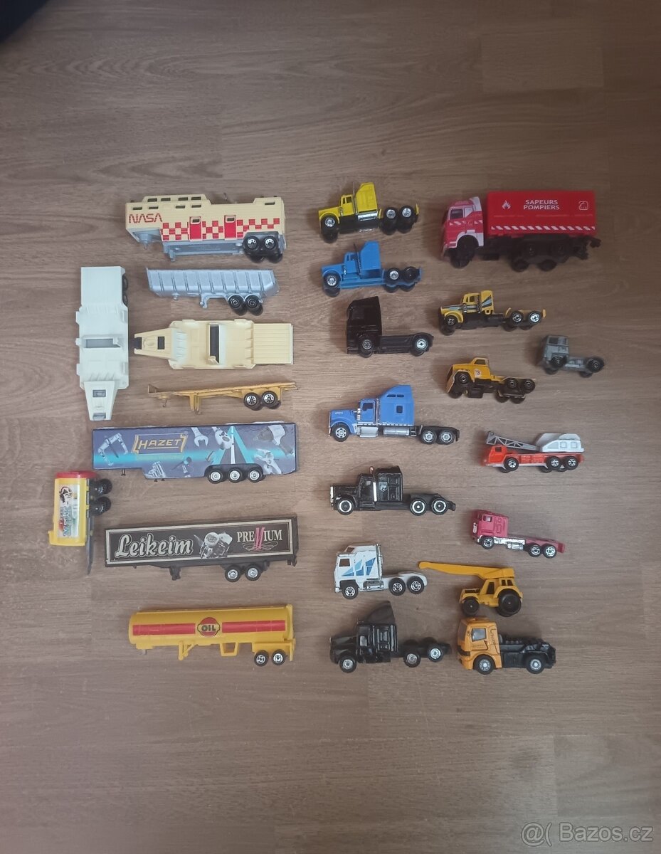 Sada kovových a plastových modelů nákladních aut – 26 kusů