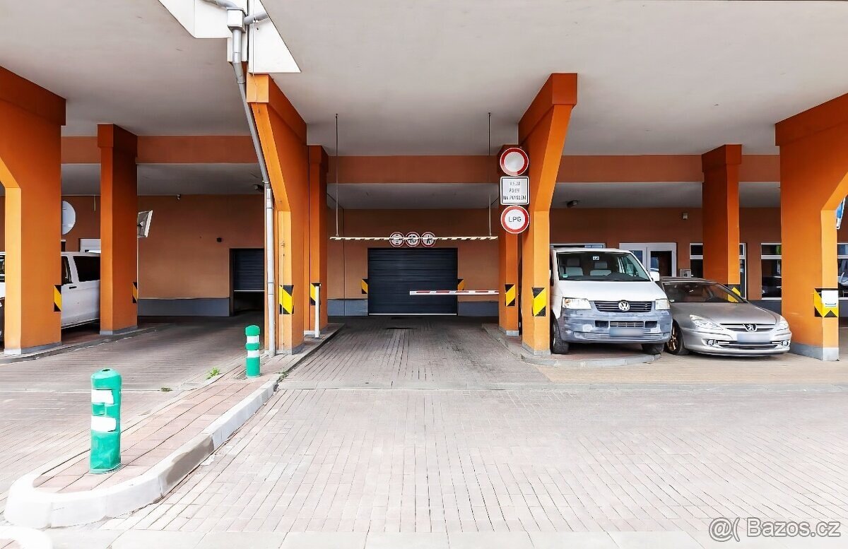 Nabízím k pronájmu podzemní garážové stání na Poděbradské