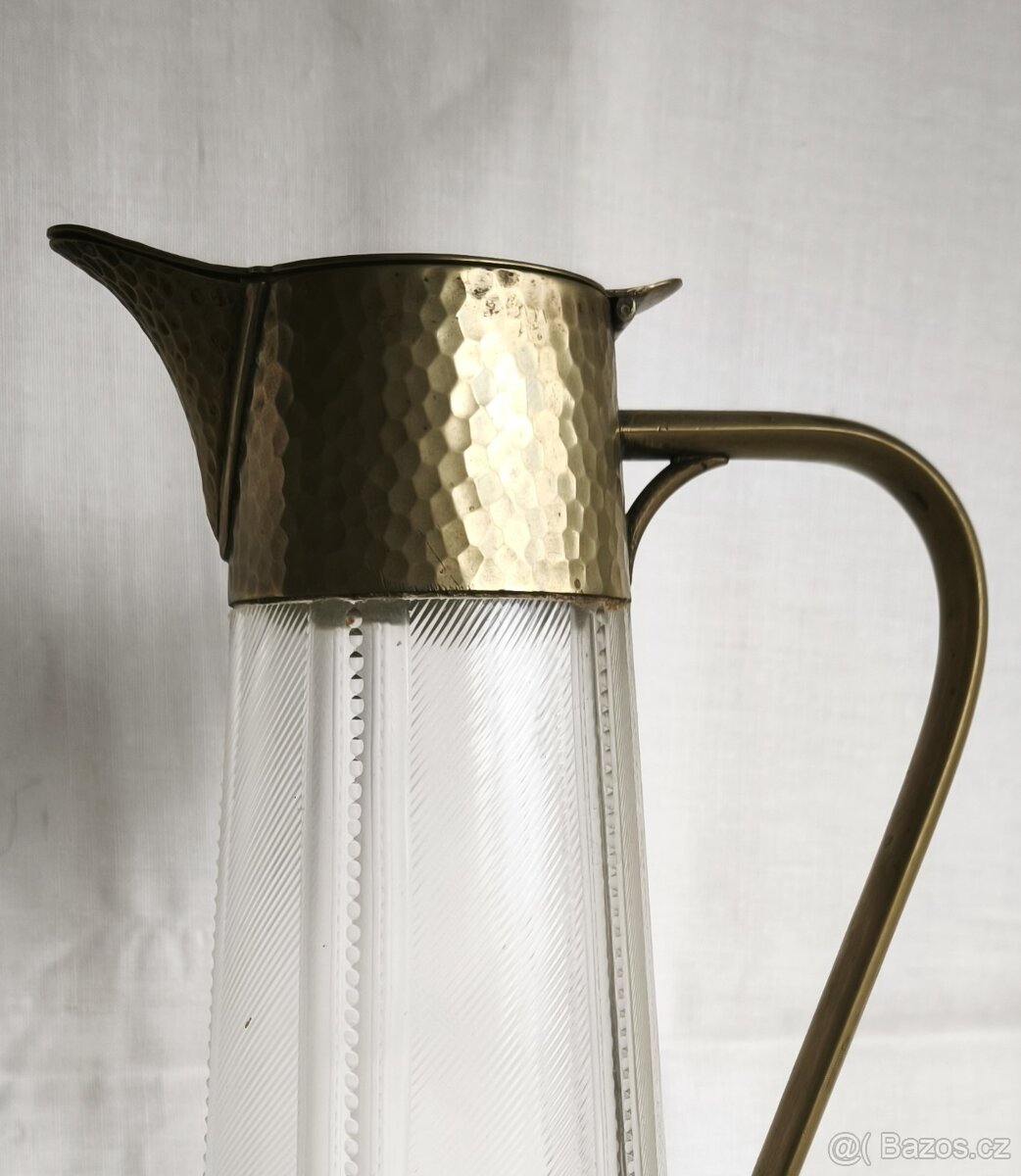 skleněná karafa s kovovým víkem
