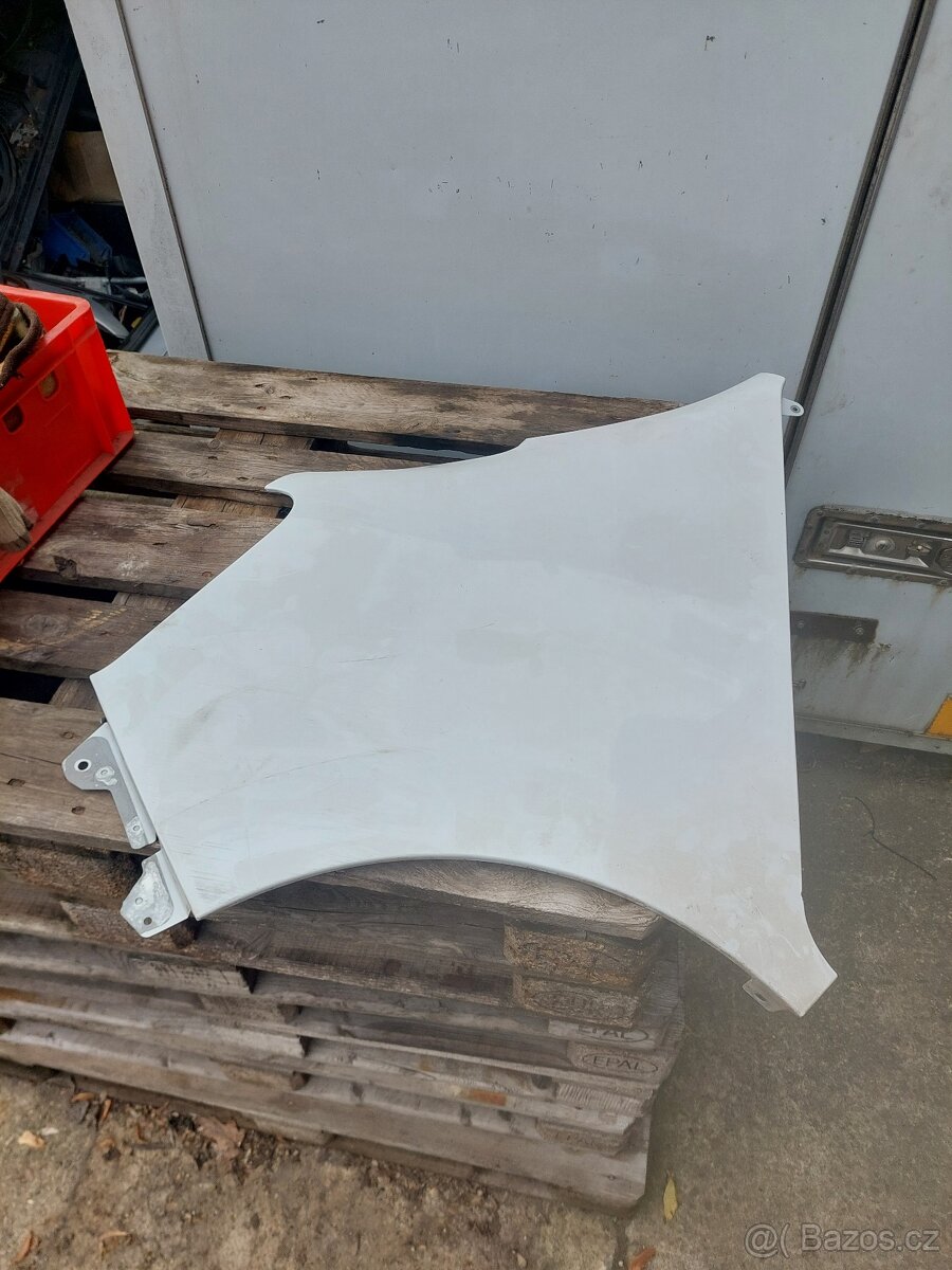 Renault Master IV levý přední blatník...