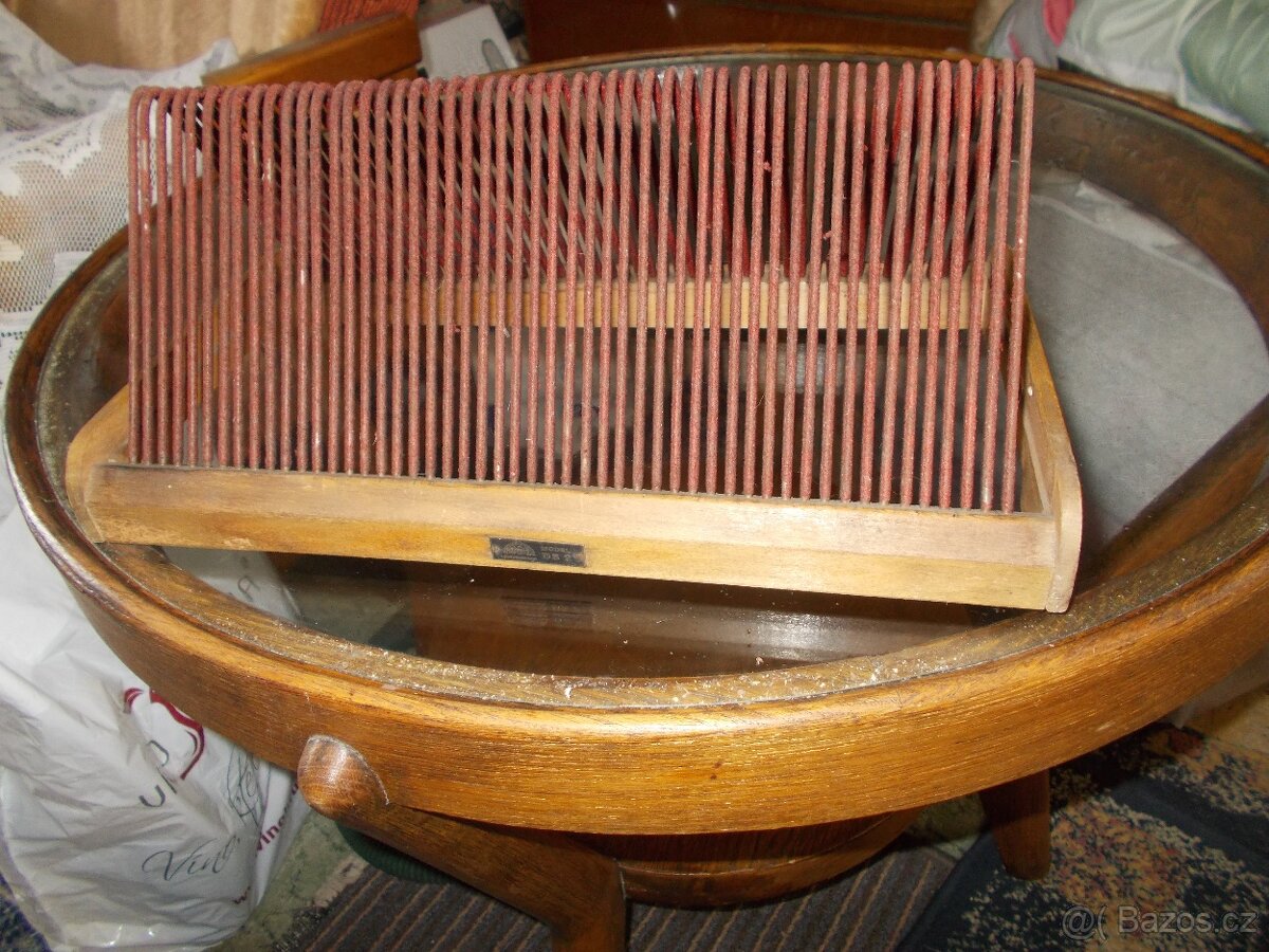 Stojánek na gramodesky