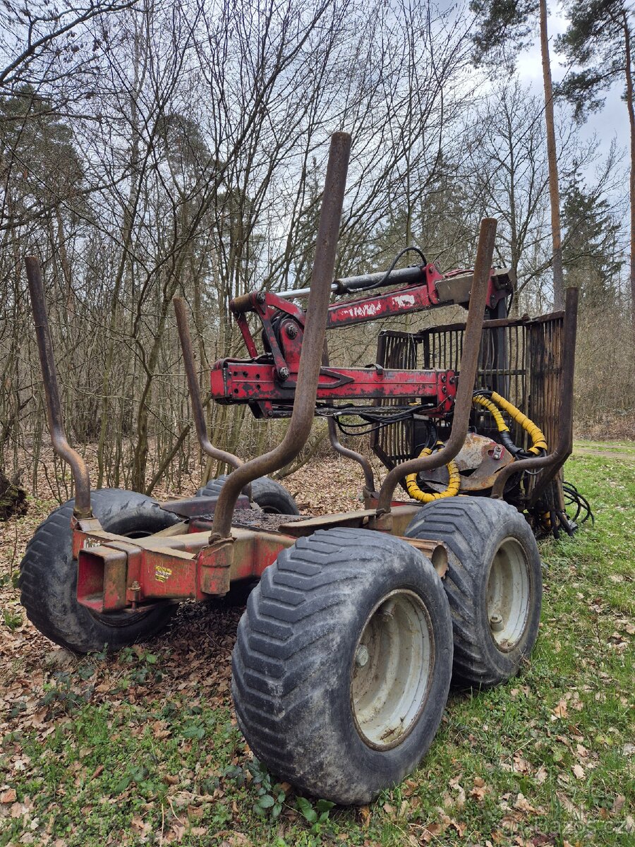 Přívěs na dřevo s hydraulickou rukou