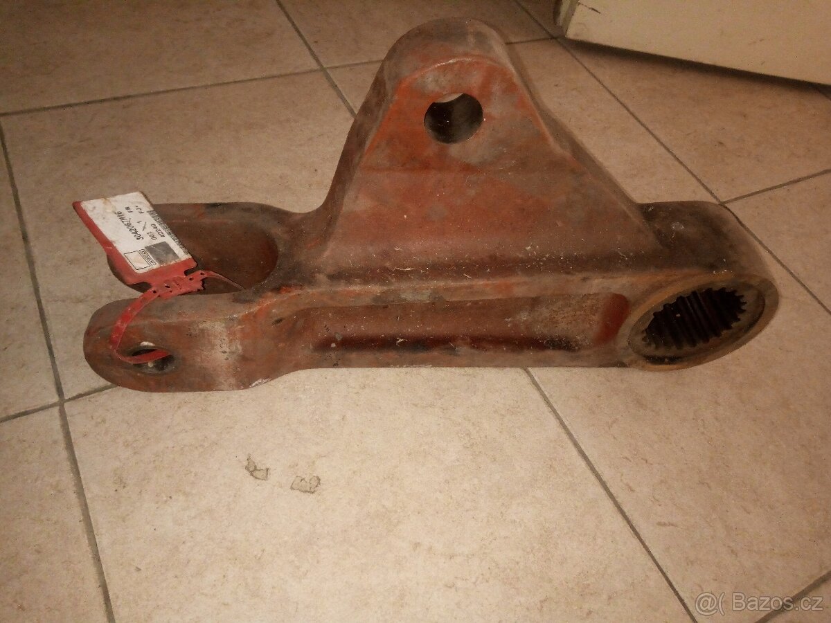 Pravé rameno hydrauliky Massey Ferguson