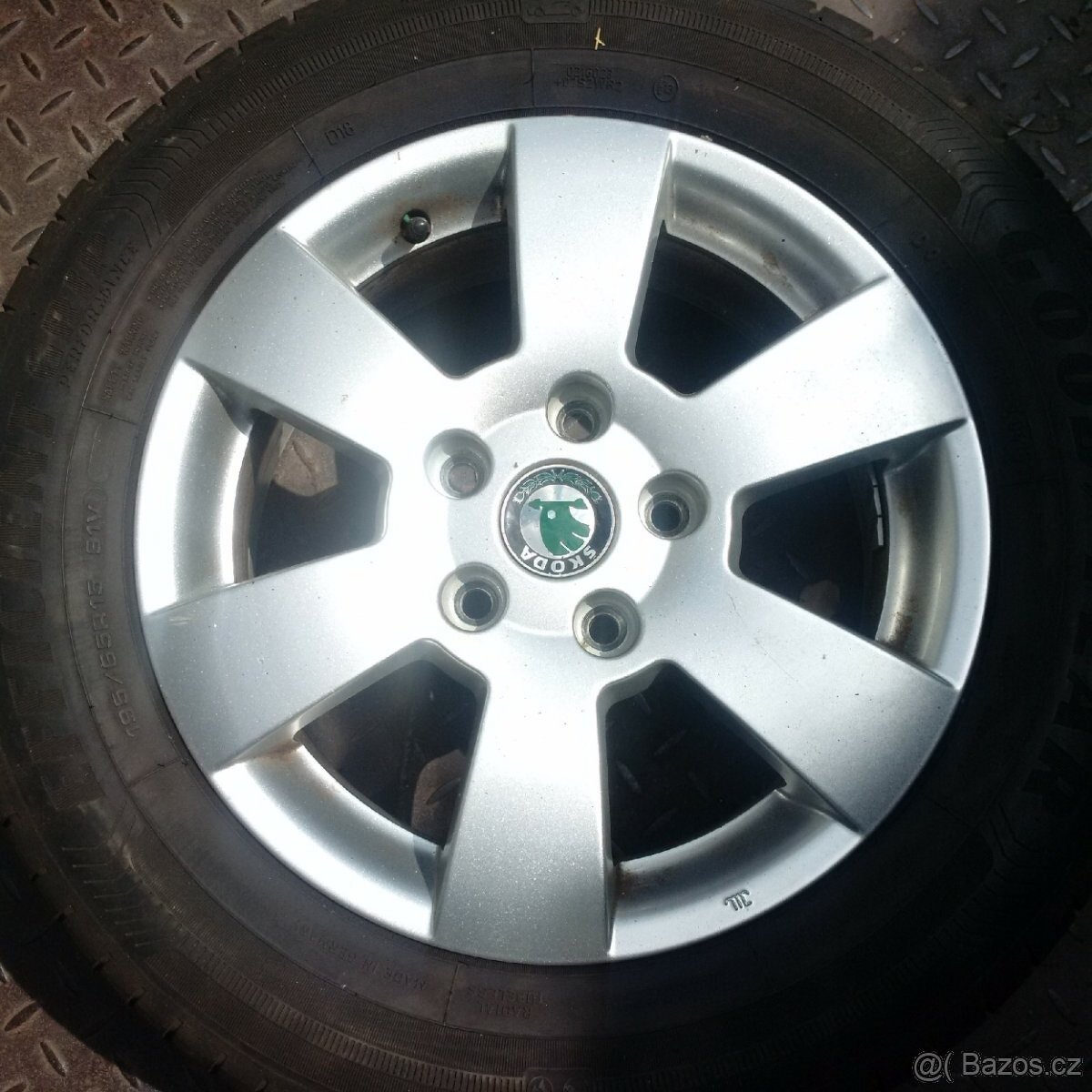 Škoda Octavia 2005 alu kola 15 palců s pneu letní 5mm