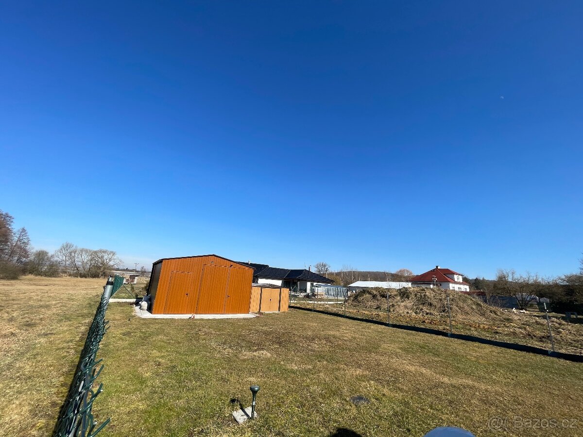 Pozemek s chatou 586m2 na okraji obce
