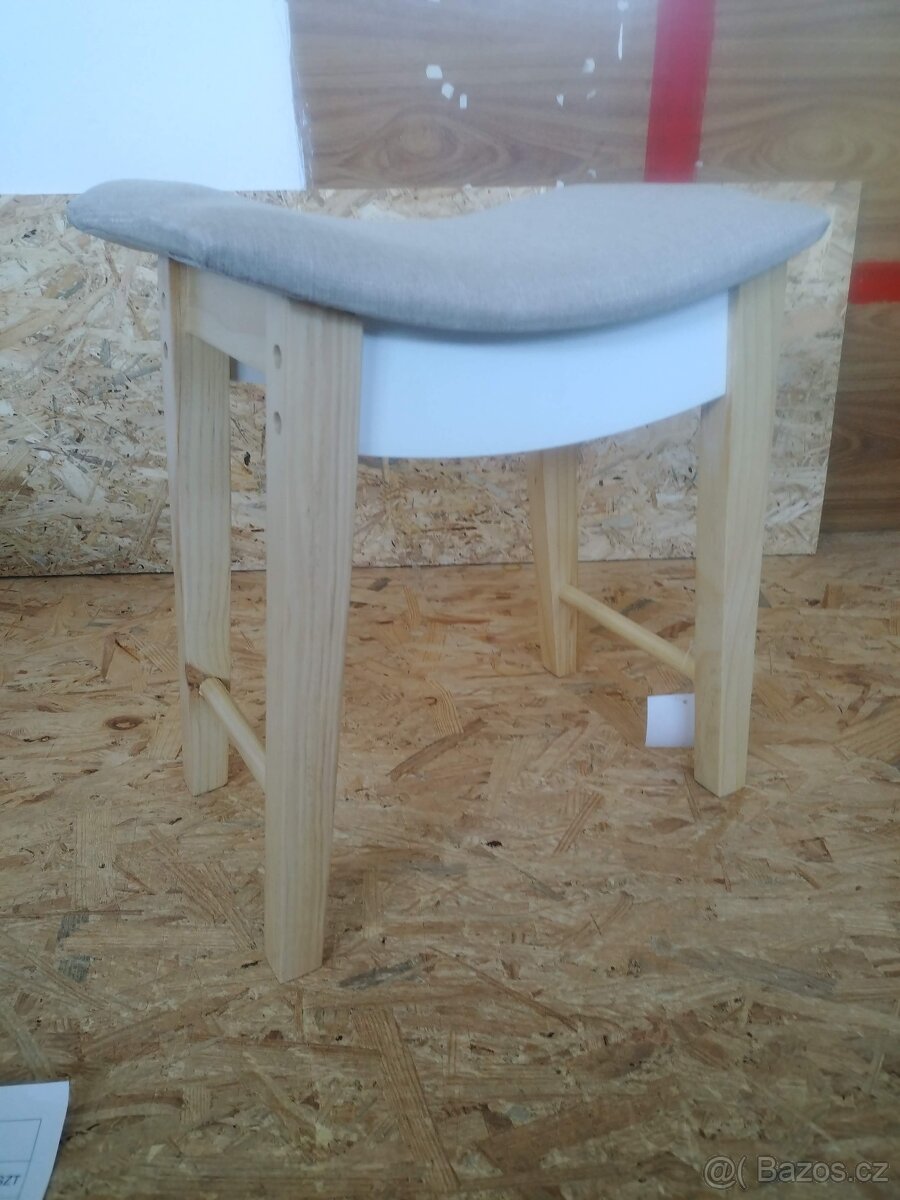 Taburet stolička pro toaletní stolek 38x28x47 cm