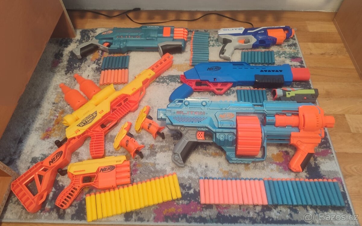 NERF set- 8 pušek a 102 šipek