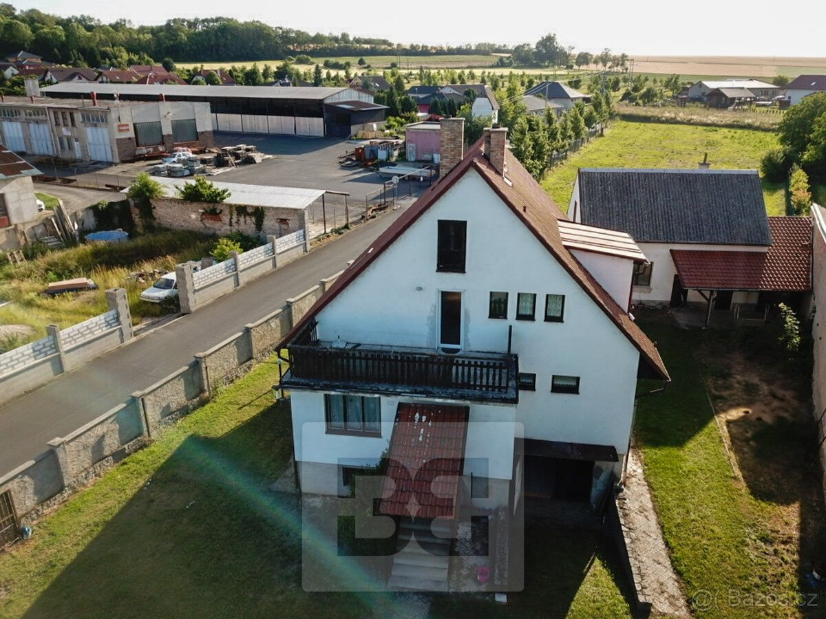 Prodej prostorného rodinného domu se zahradou a stodolou se 