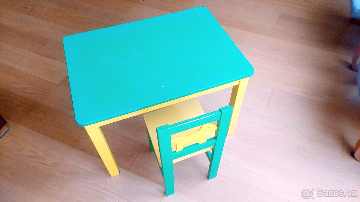 Prodám Dětský stul (77x56x54 - ŠxHxV) + židle. Osobní odběr.