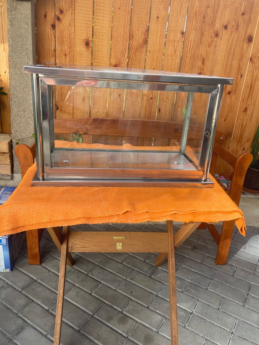 NEREZOVÁ PROSKLENÁ SKŘÍNKA NA TŘI URNY