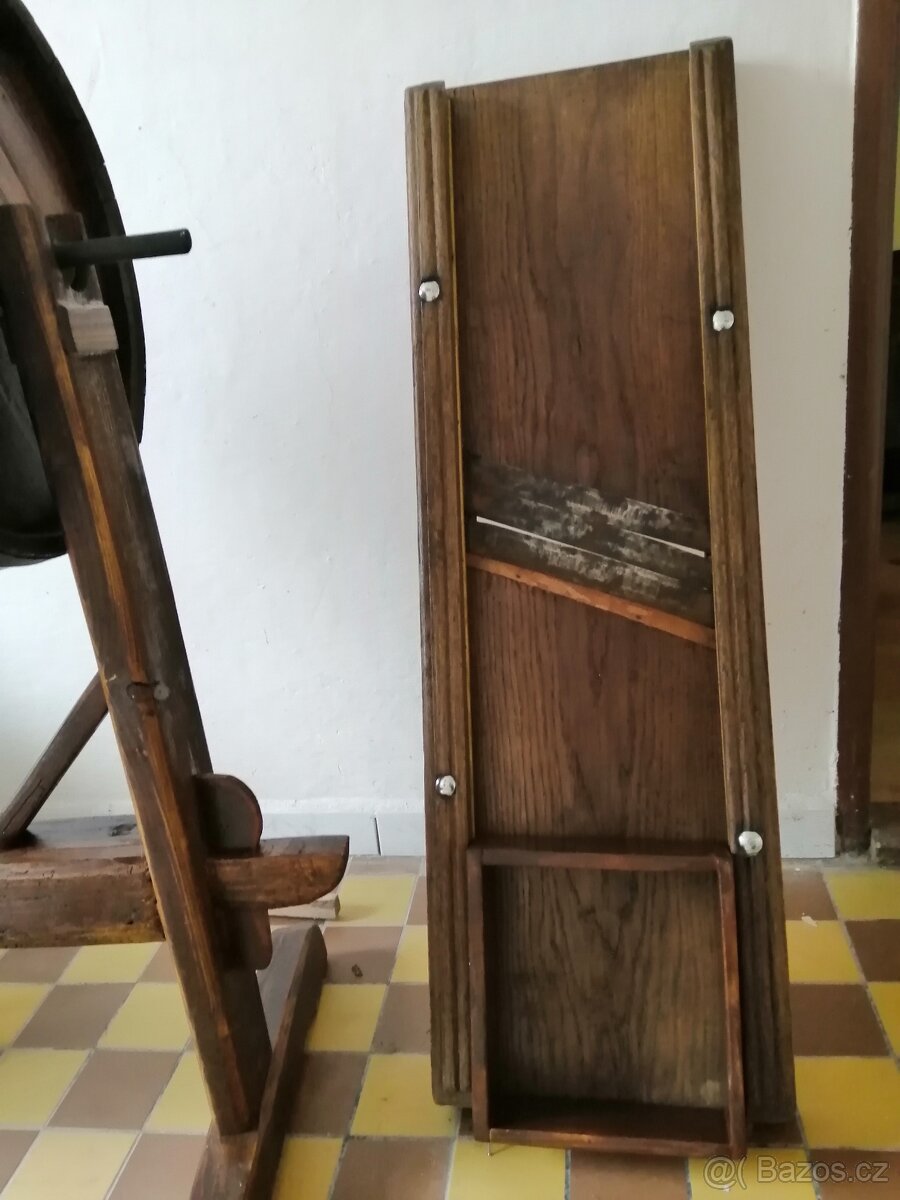 Staré krouhadlo na zelí