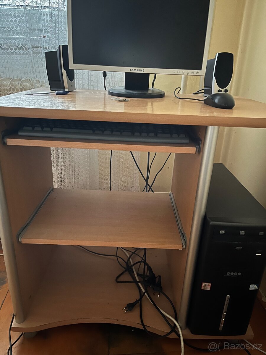 Prodám počítačový stůl
