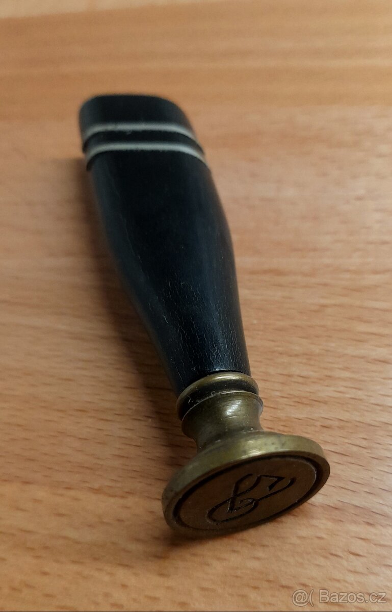 Pečetidlo iniciály JV