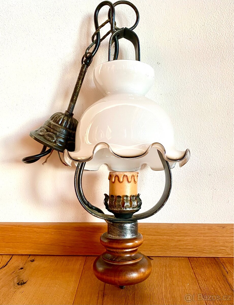 Stará krásná malá kovaná lampa ve stylu petrolejky