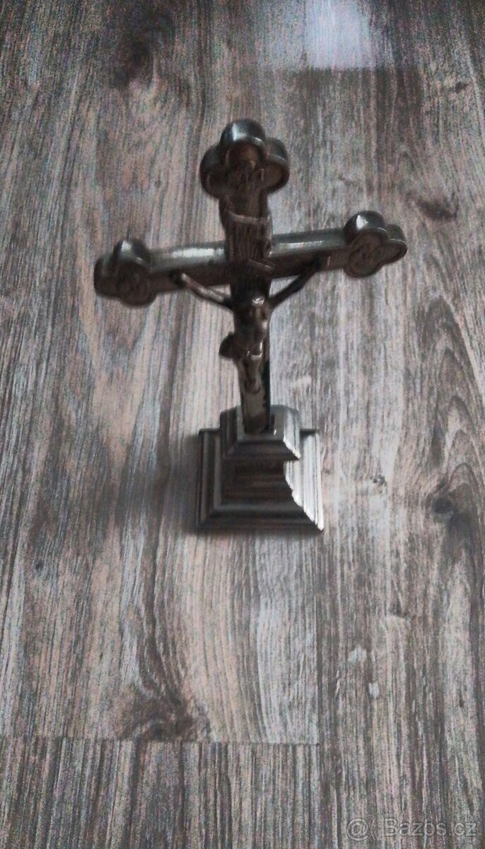 Starý menší kříž s Ježíšem z kovu