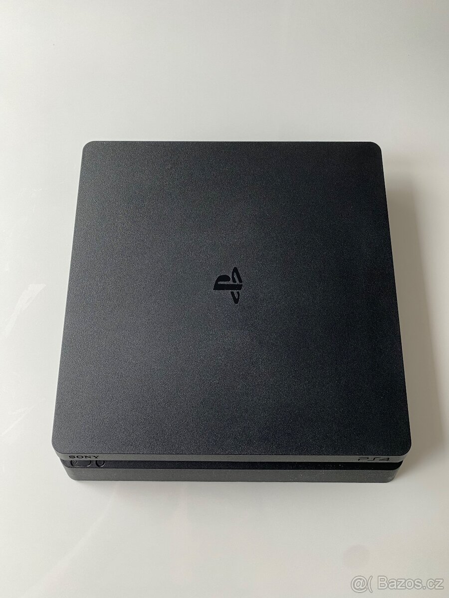 PS4 Slim 1TB + 2 ovladače + 5 her