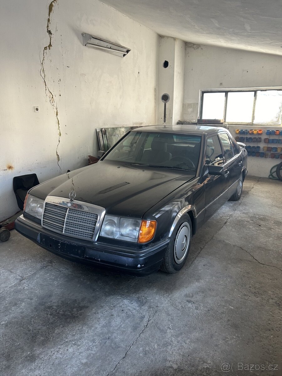 Mercedes-Benz 250D sedan rok 1990