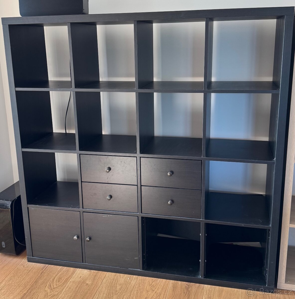 Prodám knihovnu IKEA 4x4 černohnědou (REZERVACE)