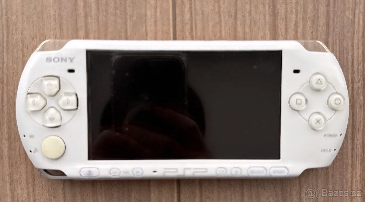 PSP + 8 her + nabíjecí kabel + origo krabice