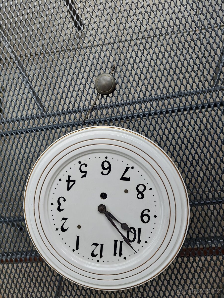 Nástěnné hodiny keramické G.B. s pluhem