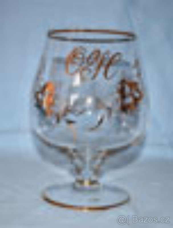 Obří číše s monogramem