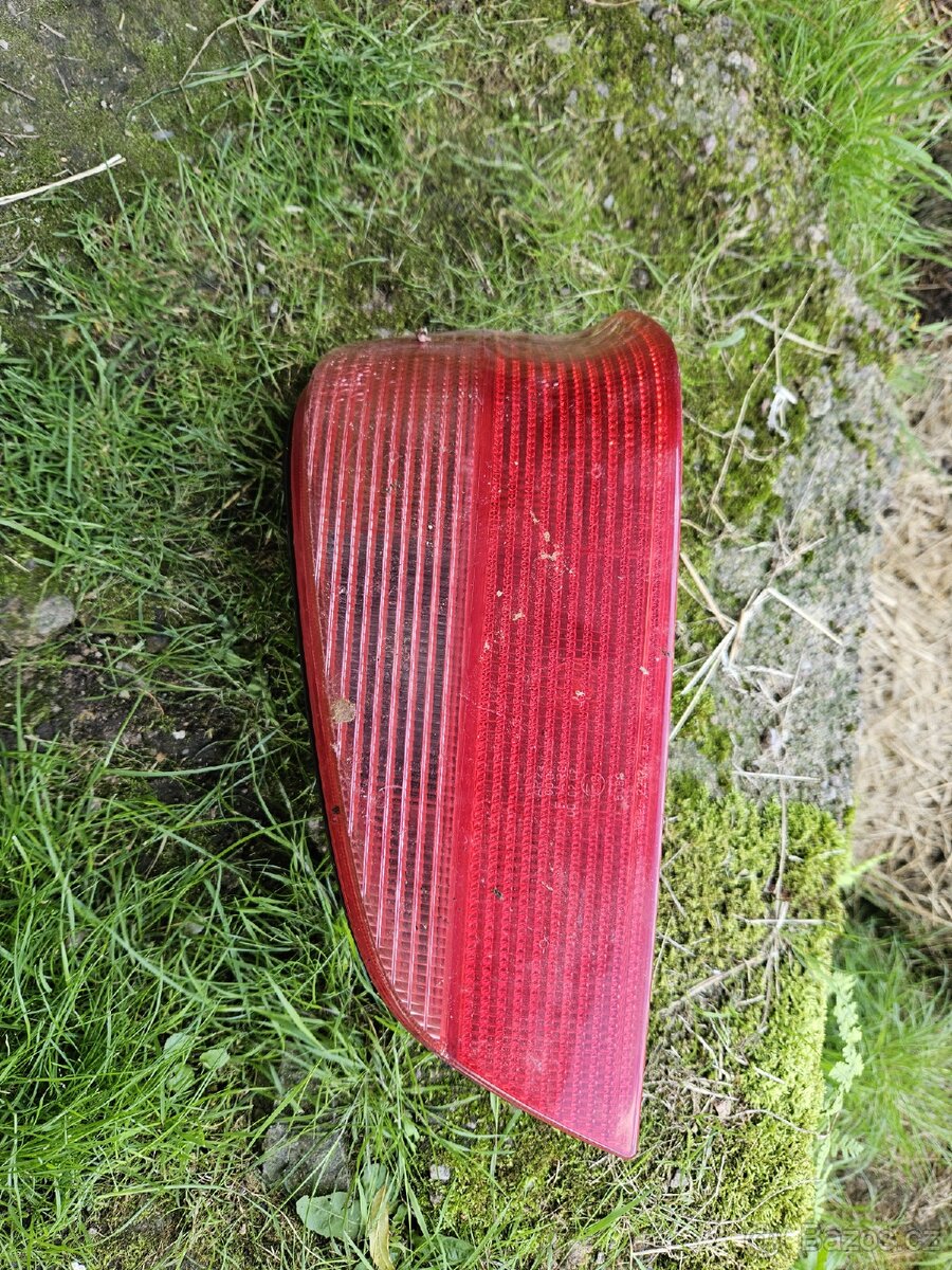 Peugeot 106 pravé zadní světlo.