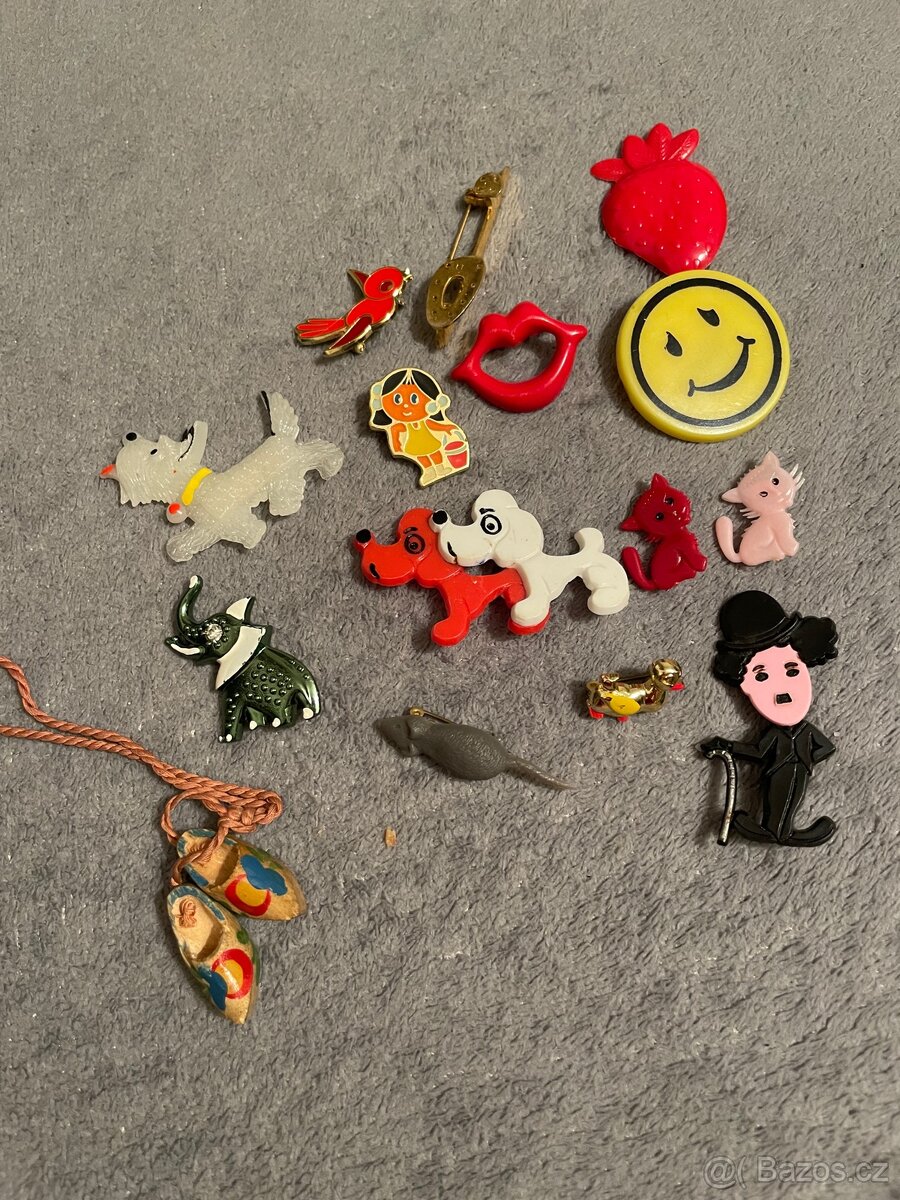 Sbírka připínátek, figurek a odznaků