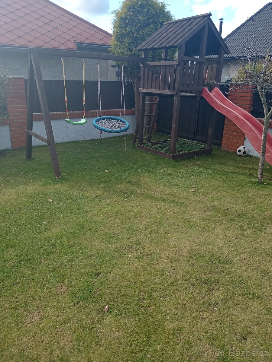 Dětský domeček s houpačkou a se skluzavkou