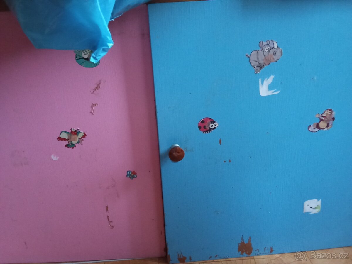 Různé barevné skrinky