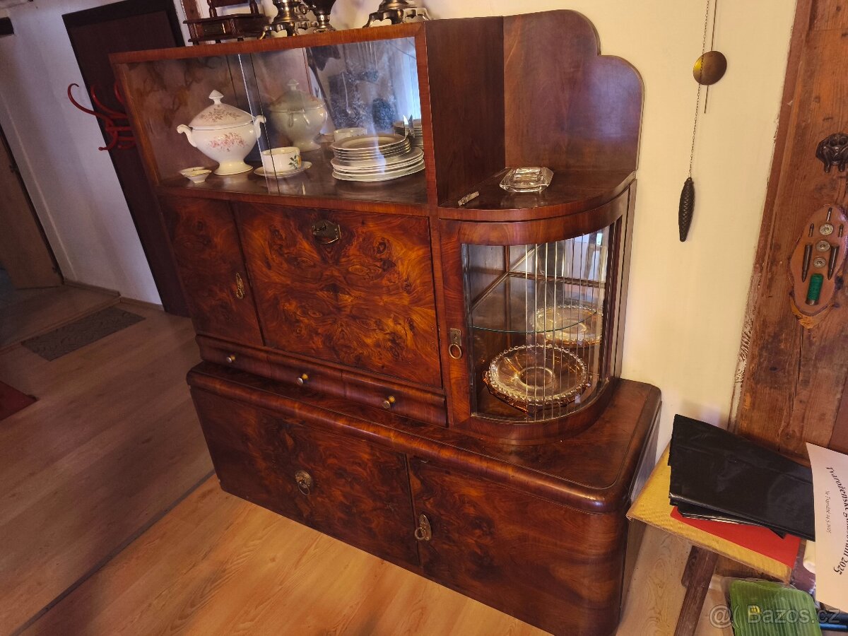 Starožitná skříňka příborník vytrina