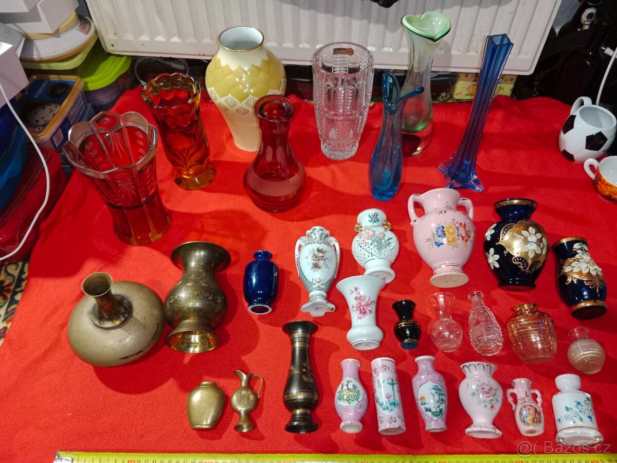 Vázy 30 ks - skleněné, porcelánové a mosazné