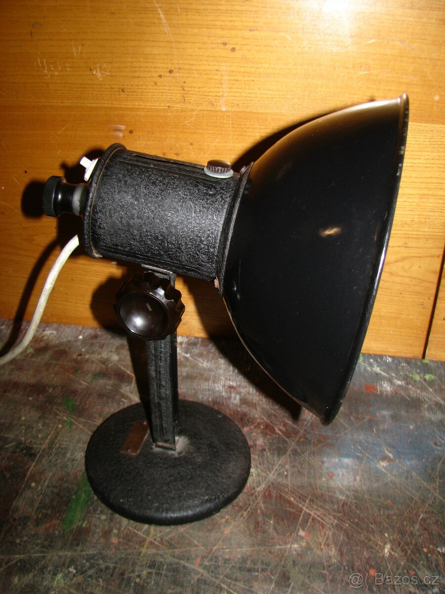 stará železná lampa