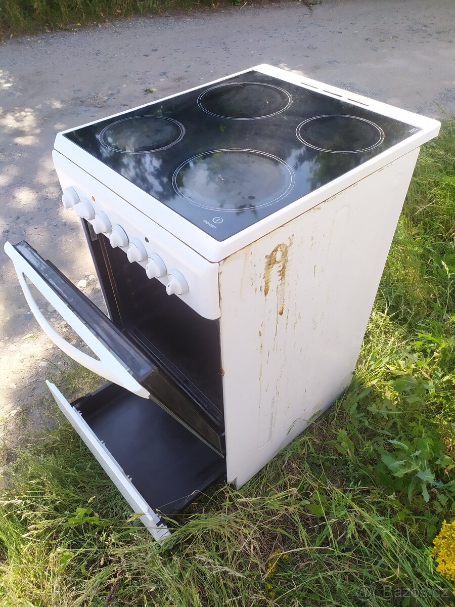 Elektricky sporák  50 cm s elektrickou troubou