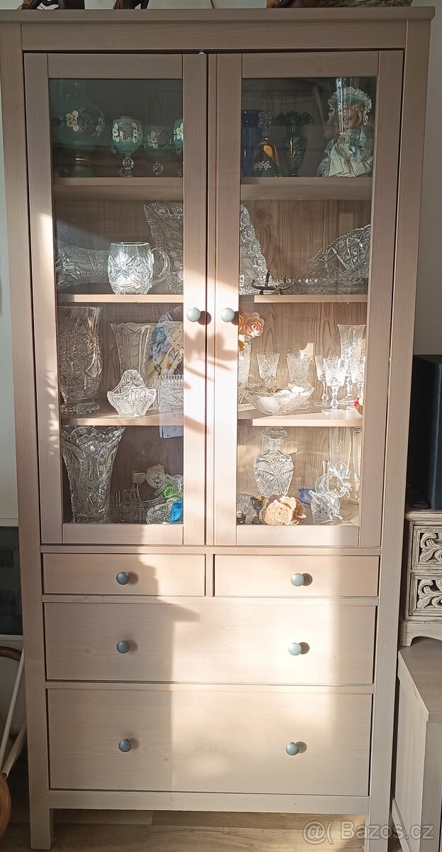 vitrína IKEA Hemnes