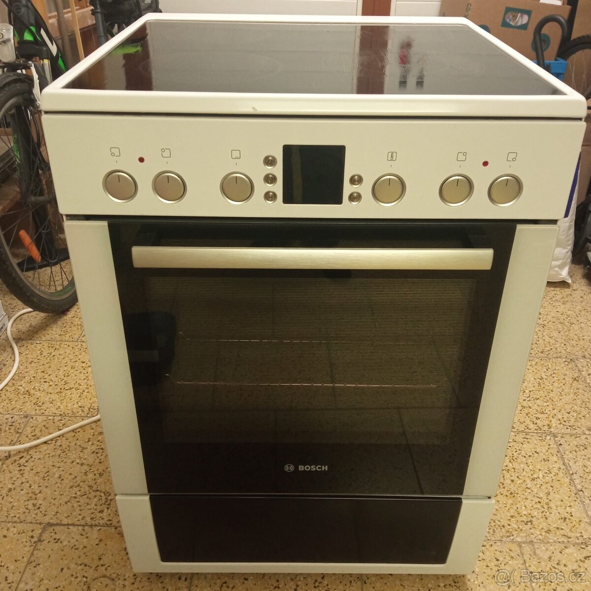 Sporák Bosch s elektrickou troubou a sklokeramickou deskou