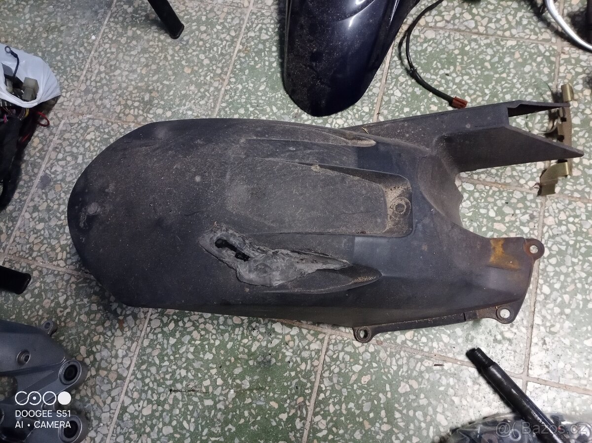 Zadní blatník Yamaha FZ6