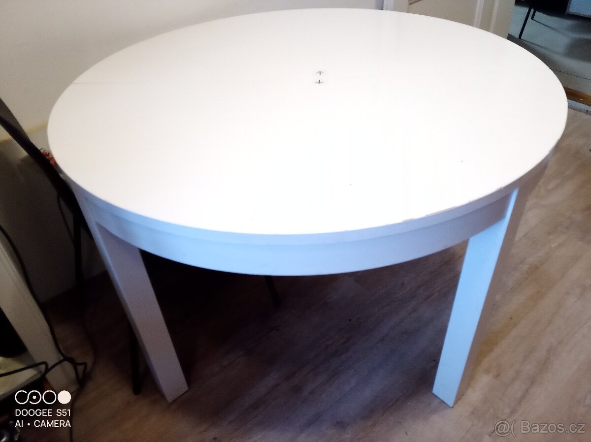 Rozkládací kulatý stůl